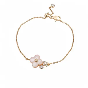 Elegante bracciale in oro rosa con fiore in madreperla rosa e brillanti zirconi