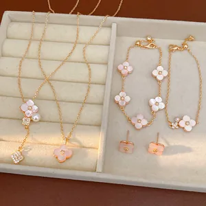 Vista dettagliata set gioielli fiori rosa ciliegia con collane e bracciali su vassoio