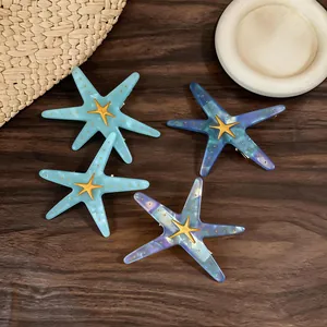 Détail de barrettes étoile de mer en résine avec accents dorés pour style de plage