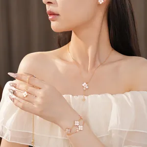 Modella che indossa un set di gioielli a fiore rosa ciliegio con collana