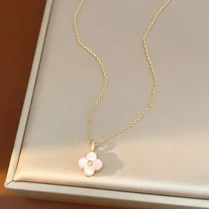 Primo piano di un'elegante collana con ciondolo a fiore rosa con zircone su espositore