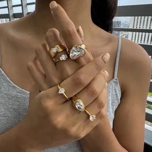 Detailaufnahme von eleganten vergoldeten Edelstahlringen mit klaren Zirkoniasteinen