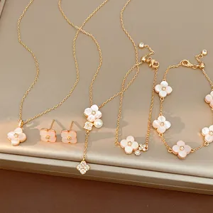 Vista dettagliata del set di gioielli fiore rosa ciliegio con collana e bracciali
