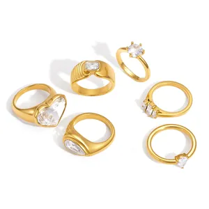 Set aus vergoldeten Edelstahlringen mit Zirkonia-Steinen in verschiedenen Formen.