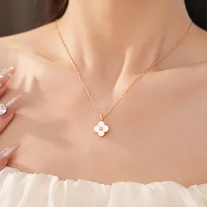 Primo piano di una collana con ciondolo a fiore rosa con zirconi su catena oro