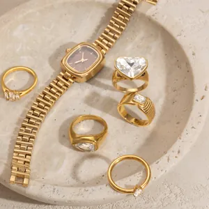 Nahaufnahme eleganter goldener Edelstahlringe mit verschiedenen Zirkonia-Formen