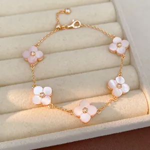 Bracciale fiori rosa ciliegio con zirconi brillanti su una sottile catena placcata oro