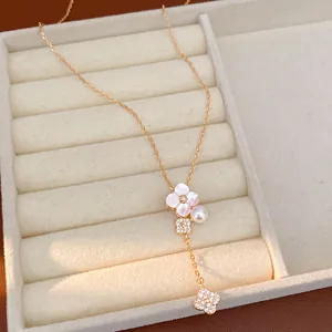 Dettaglio della collana fiore di ciliegio con perla e ciondolo in zircone pavé.