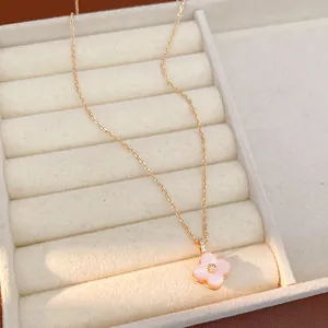 Primo piano della collana con ciondolo a fiore di ciliegio rosa e zircone in oro rosa.