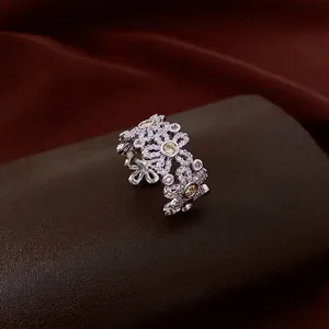 Eleganter silberfarbener hohler Blumenring mit funkelnden klaren und gelben Zirkonia