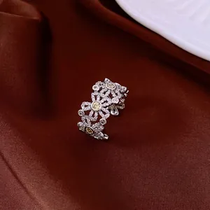 Eleganter offener Blumenring mit funkelndem Zirkonia-Besatz und Silber-Finish