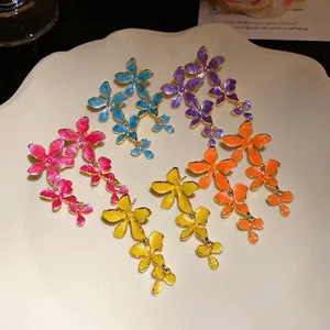 Lebhafte Emaille-Blumen-Quastenohrringe in vergoldeter Ausführung mit vielen Farben.