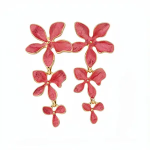 Elegante Ohrhänger mit rosa Emaille-Blumen, edlem Gold-Finish und einer Silbernadel