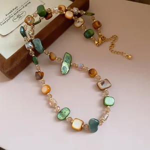 Elegante collana vintage con perline di conchiglia irregolari verdi e ambrate