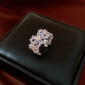 Nahaufnahme eines funkelnden Zirkonia-Blumen-Hohlrings, der auf einer Schmuckschatulle liegt.