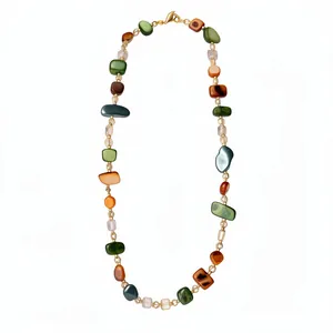 Collana di perle di conchiglia irregolari vintage con catena dorata in stile retrò