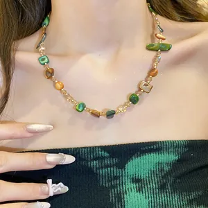 Primo piano di una collana vintage con perle di conchiglia irregolari, stile retrò