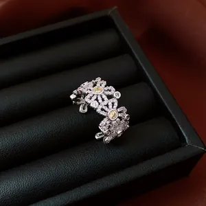 Nahaufnahme eines eleganten offenen Blumenrings mit funkelnden Zirkonia-Details