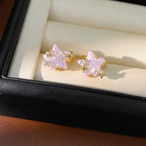 Elegante primo piano di orecchini a stella rosa con zirconi in una lussuosa scatola portagioie nera