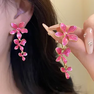Detailansicht der eleganten rosa Emaille-Blumenohrringe mit glänzendem Goldrand