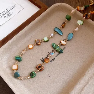 Dettaglio di collana vintage con perle di conchiglia irregolari dal fascino retro