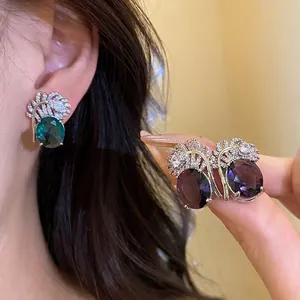 Orecchini a perno vintage in piuma di zircone con grandi gemme ovali verdi e viola lussuosi