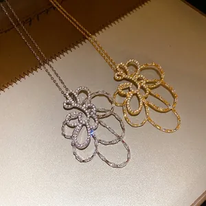 Collana con Pendente a Fiore in Zirconia Placcata Oro 18K Catena a Clavicola Floreale Cava per Donna Gioielli Minimalisti Lusso
