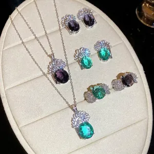 Elegante set di gioielli vintage con pietre ovali e accenti di piume in zirconi.