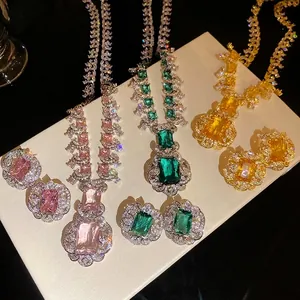 Ensemble de bijoux élégants en zircon avec collier et boucles d'oreilles
