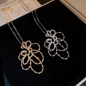Eleganti collane con ciondolo a fiore placcate in oro 18k e argento con pietre di zircone.