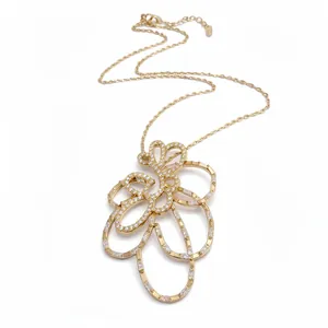 Elegante collana placcata oro 18k con pendente a fiore traforato intarsiato con zirconi brillanti