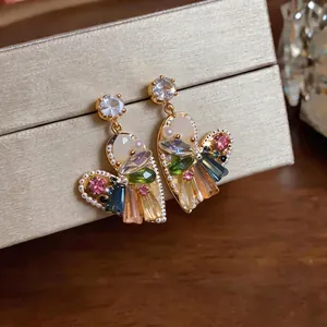 Orecchini a cuore con zirconi colorati e placcatura in oro dal design chic moderno