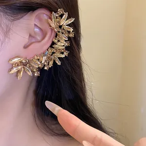 Πολυτελές αστραφτερό σκουλαρίκι ear cuff με στρας και κομψά κρυστάλλινα στοιχεία