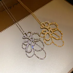 Dettaglio di collane a fiore placcate oro 18k e argento con intarsio in zirconi