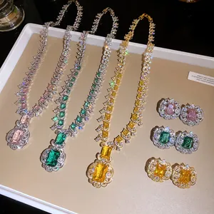Parures bijoux de luxe en zircon avec colliers et boucles d'oreilles rose, vert et jaune.