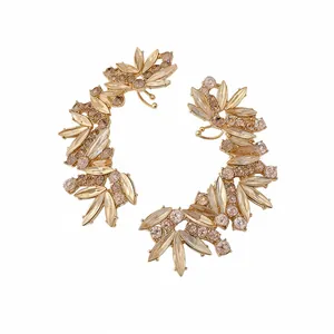 Πολυτελή σκουλαρίκια ear cuffs με κρύσταλλα σαμπανιζέ και κομψό χρυσό μεταλλικό σχέδιο