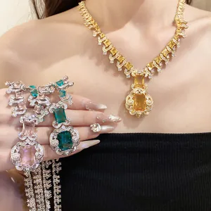 Vue détaillée d'un ensemble de colliers de luxe en zircon avec de grosses pierres