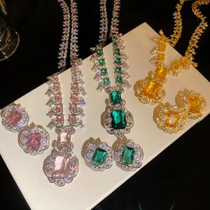 Vue détaillée de parures de bijoux en zircon de luxe avec colliers et boucles