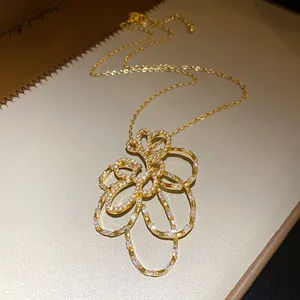 Vista dettagliata di una collana placcata oro 18k con pendente floreale in zircone