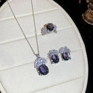 Dettaglio del set di gioielli retrò con zirconi ovali: collana, anello e orecchini.
