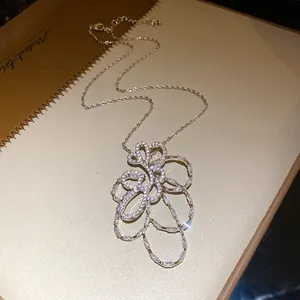 Primo piano del ciondolo a fiore in zirconia scintillante su una collana d'argento