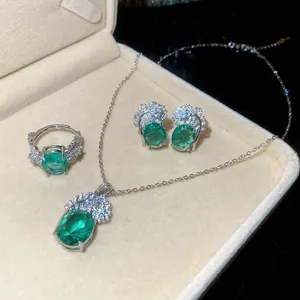 Dettaglio di un set di gioielli vintage in zircone verde smeraldo con motivi a piume