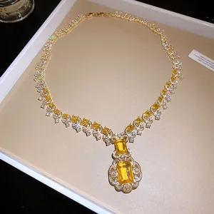 Détail exquis d'un collier de luxe en zircon jaune et blanc sur un plateau de présentation