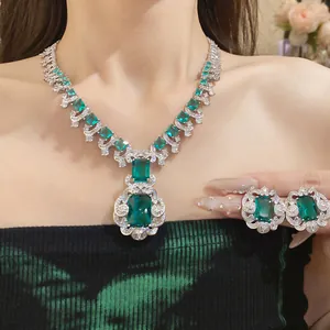 Vue détaillée d'un ensemble de bijoux en zircon vert émeraude de luxe sur un mannequin