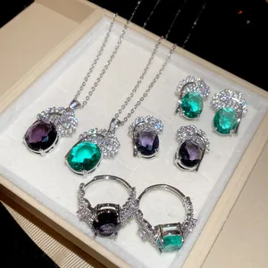Elegante dettaglio del set di gioielli con piume in zircone e gemme ovali colorate