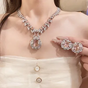 Vue détaillée d'un élégant ensemble de bijoux avec collier et boucles d'oreilles en zircon rose