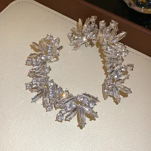 Μακροσκοπική όψη πολυτελών σκουλαρικιών ear cuff με κρύσταλλα κοπής marquise.