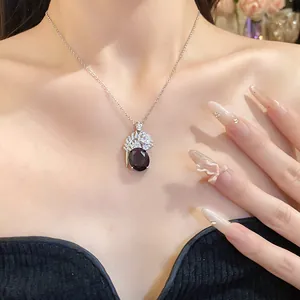 Vista dettagliata di una collana vintage in stile palazzo con pendente in zircone viola ovale