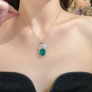 Collana stile vintage con ciondolo in pietra verde ovale e piume di zirconi lucidi
