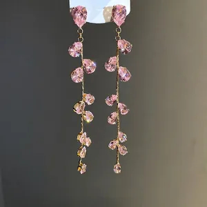 Eleganti orecchini lunghi con nappe a foglia in zircone rosa e catena dorata